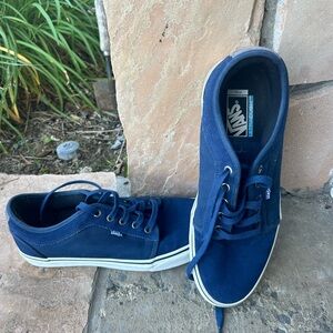 Men’s new without tags sneakers. Navy blue size 11